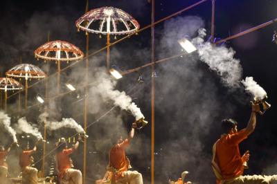 Pujaris Performing Aarti Ceremony on Ganges Banks in a Crowded Setting – Free Stock Photo, Download for Free