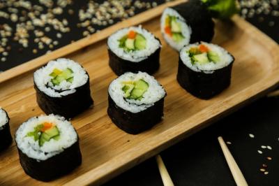 Sushi Rolls on Wooden Plate: Close-Up with Classic Ingredients – Free Download