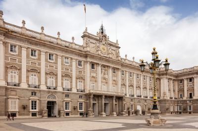 Royal Palace Day View – Free Stock Photo for Download