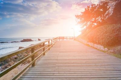 Tranquility at the Horizon: Rock and Light by the Sea in Summer – Free Stock Photo, Download for Free