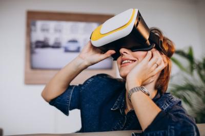 Young Woman Enjoying Virtual Reality Gaming – Free Stock Photo for Download