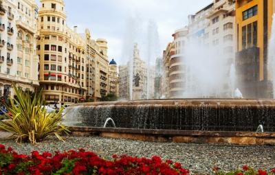 Fountain at Placa del Ajuntament in Valencia – Free Stock Photo for Download