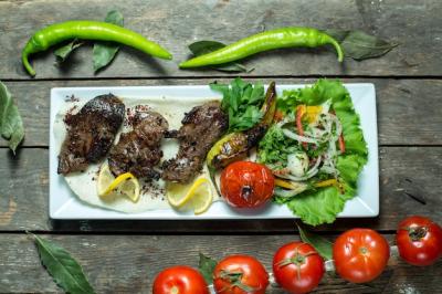 Delicious Beef Kebab Platter with Grilled Onions, Tomatoes, and Peppers – Free Download