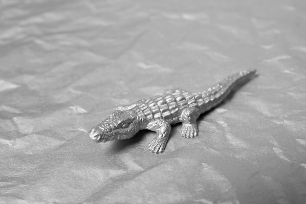 Silver Aesthetic Wallpaper Featuring Alligator – Free Download