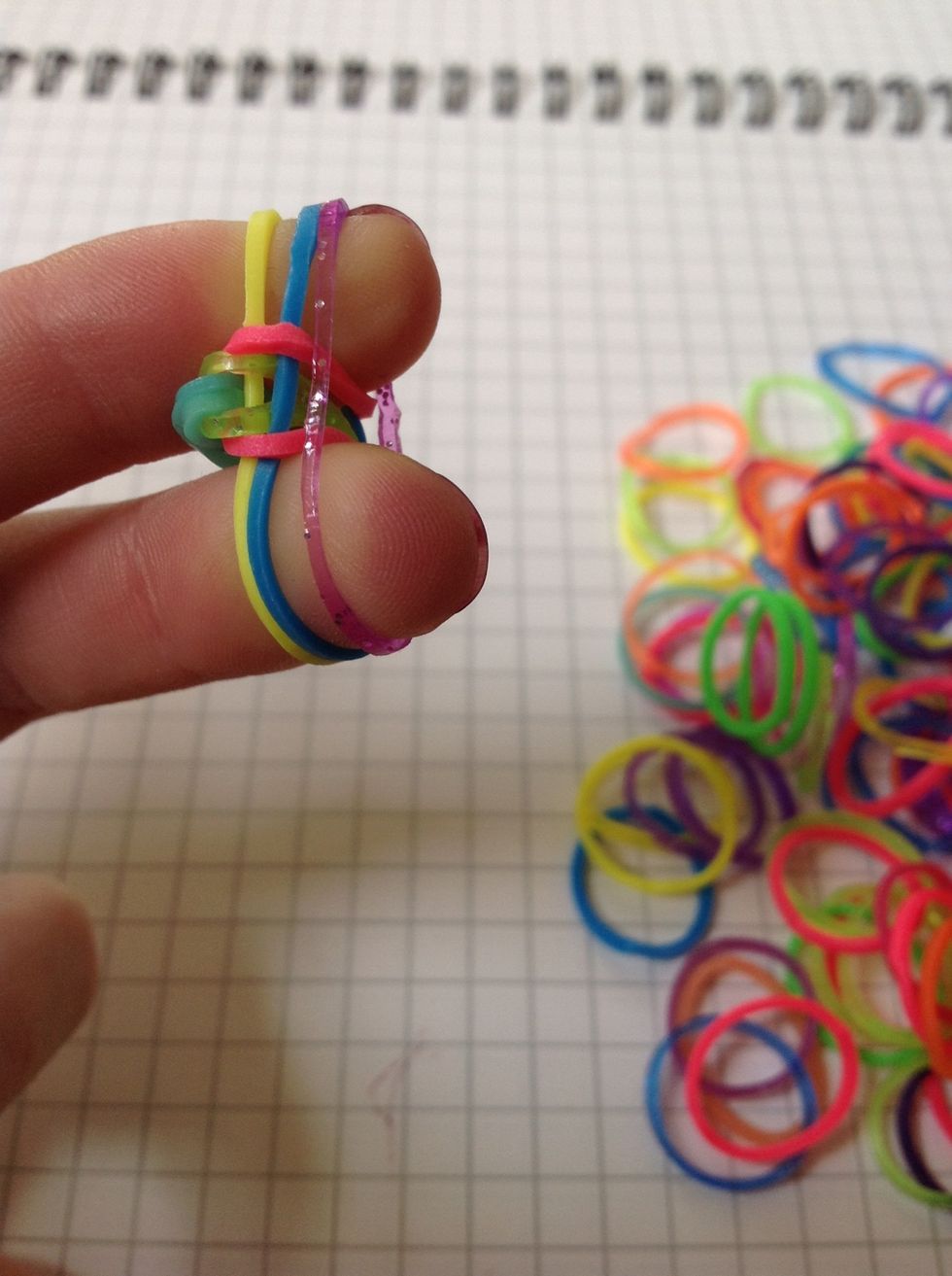 How to use your fingers to make a rainbow loom bracelet  BC Guides