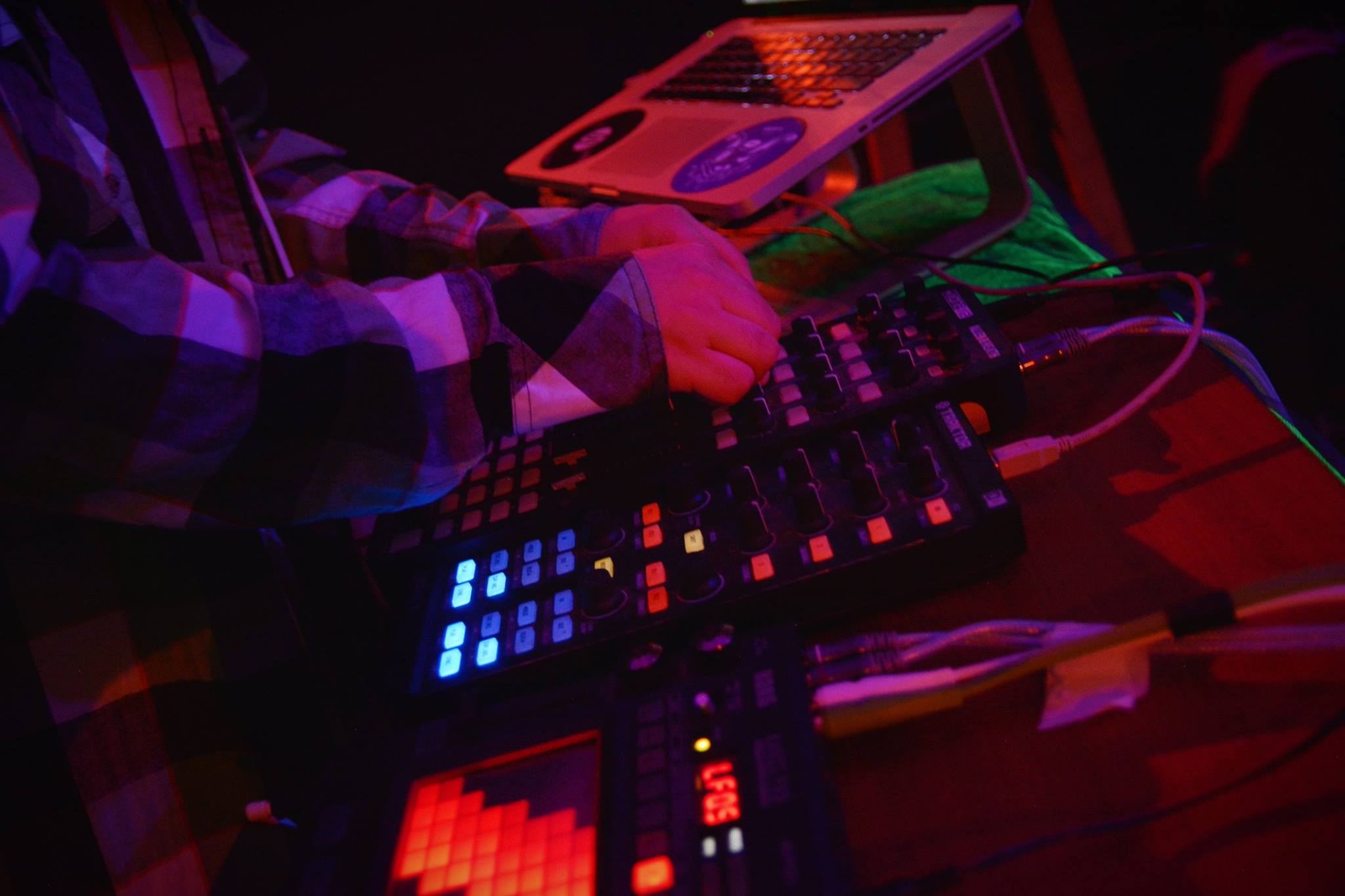 DJ livestream to Mixcloud Live how to set it up  Simbiosis Studio