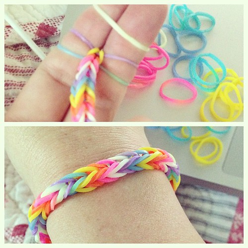 How to Make a VSCO Bracelet with Rubber Bands