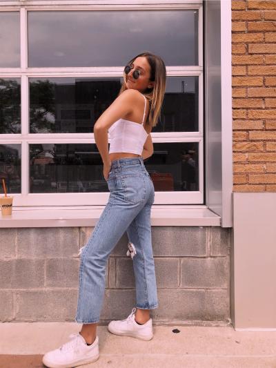 How to Dress Like a VSCO Girl with Jeans