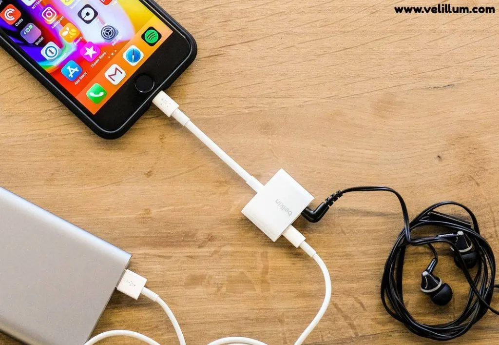 4 Ways to Charge your iPhone without a Charging Block  Vel illum