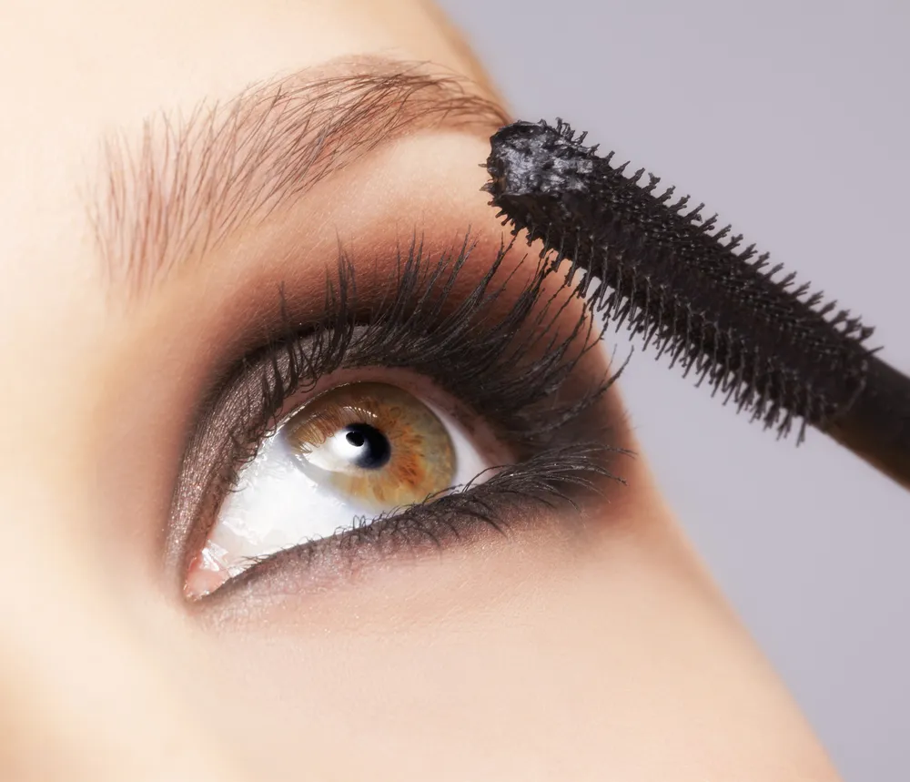 Mastering the Art of Applying Mascara for Defined Lashes