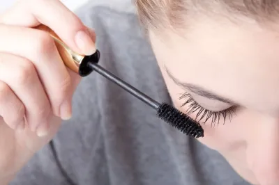 Mastering the Art of Applying Mascara for Defined Lashes