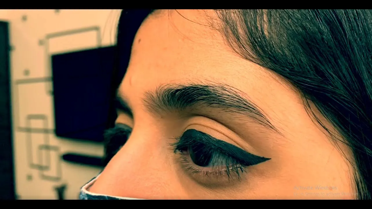 How to Apply Eyeliner on Eyes Like a Pro