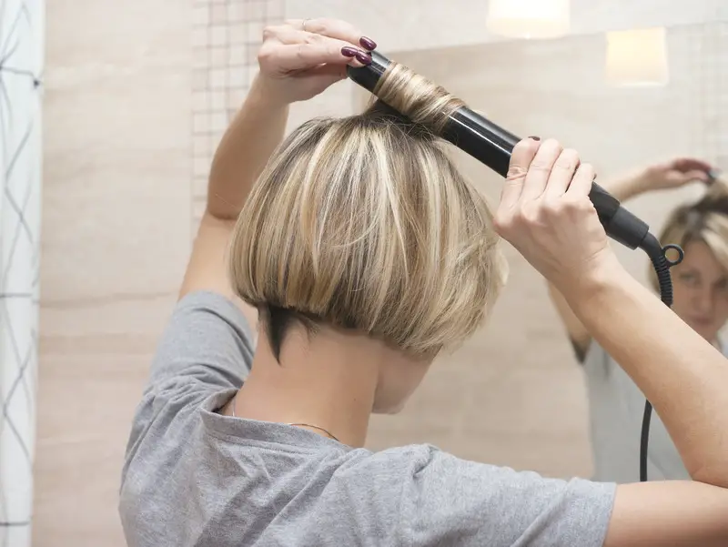 5 Easy Steps to Curl your Short Hair with a Curling Iron