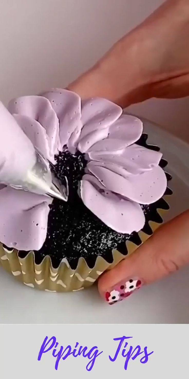 The best Video tutorial on cake decoration design tips about flowers 