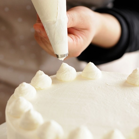 Mastering the Piping Bag for Effortless Cake and Pastry Decoration