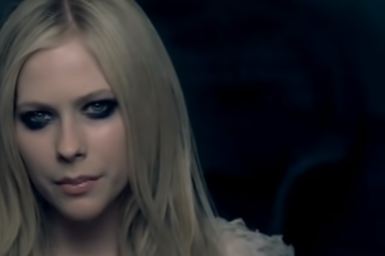 Fakta Menarik dan Lirik dari Judul Lagu What The Hell  Avril Lavigne 