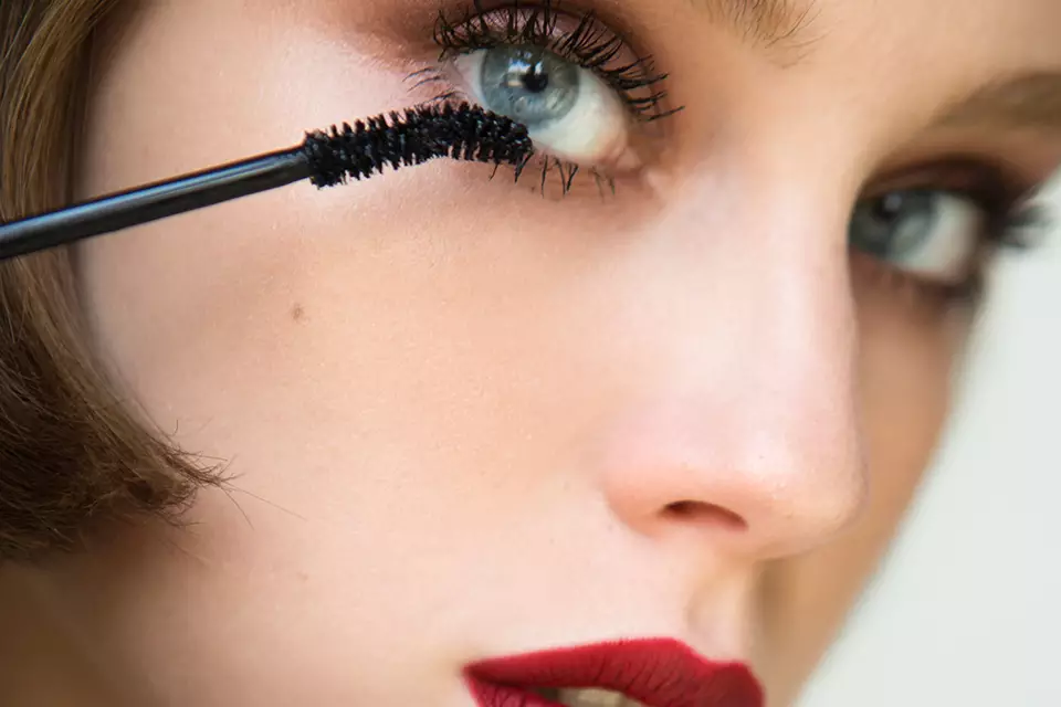 How to Apply Mascara Like a Pro Tips and Techniques for Stunning 