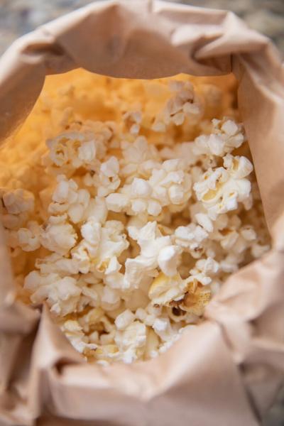 How to Make Popcorn in a Microwave
