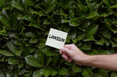 Incorporating LinkedIn into Your Email Signature for Professional Growth