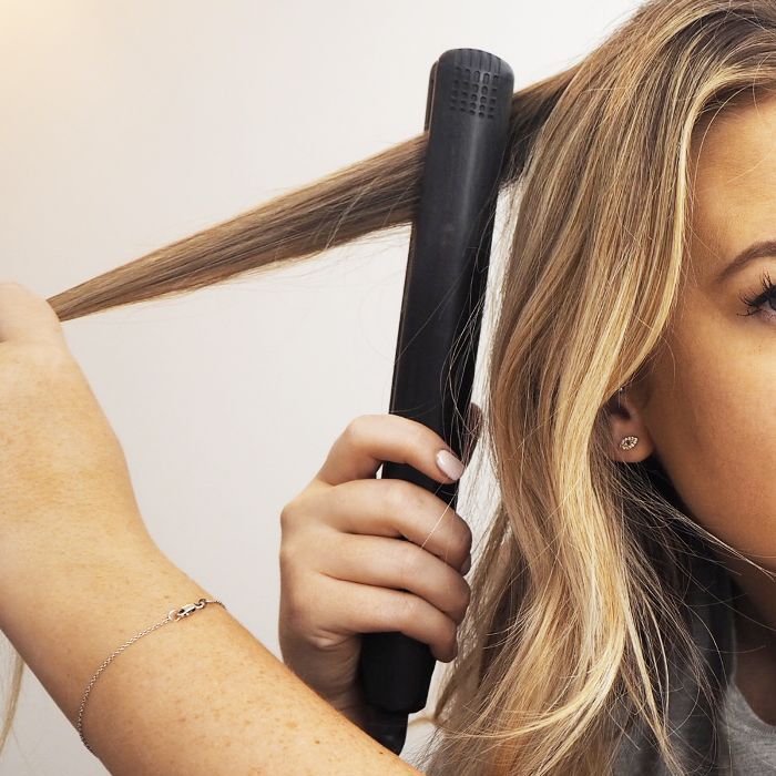 Step-by-Step Guide to Curling Hair with a Straightener on Dailymotion