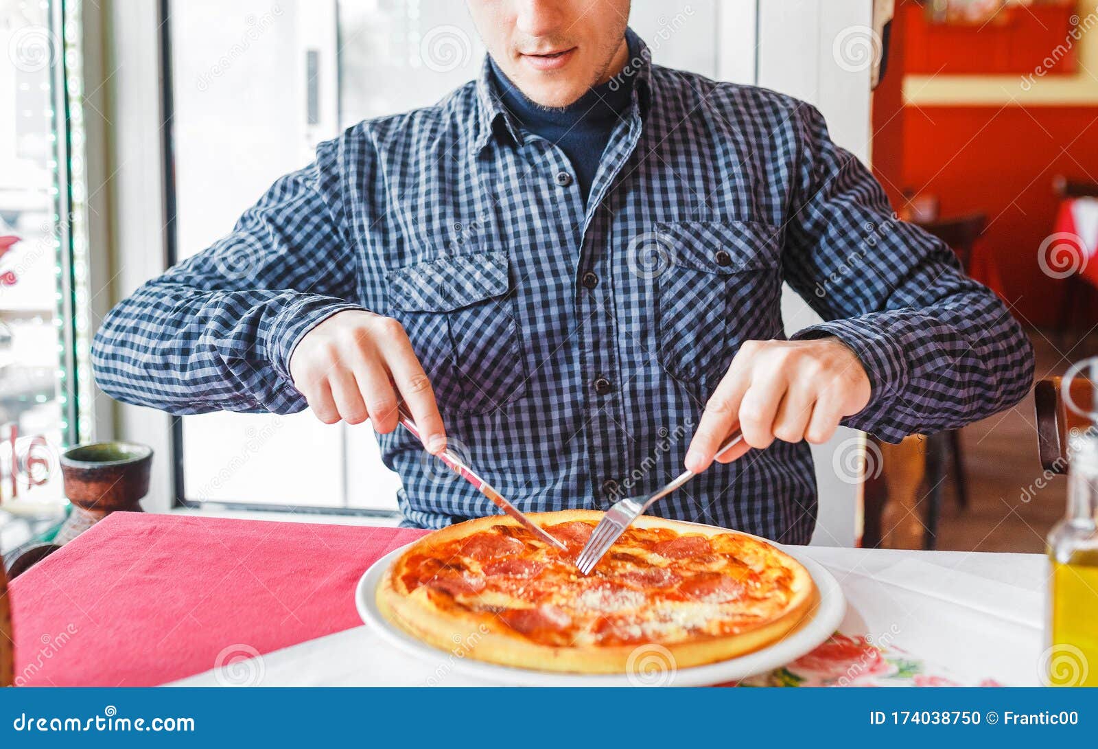 Homem Faminto Comendo Pizza Usando Garfo E Faca No Restaurante Italiano 