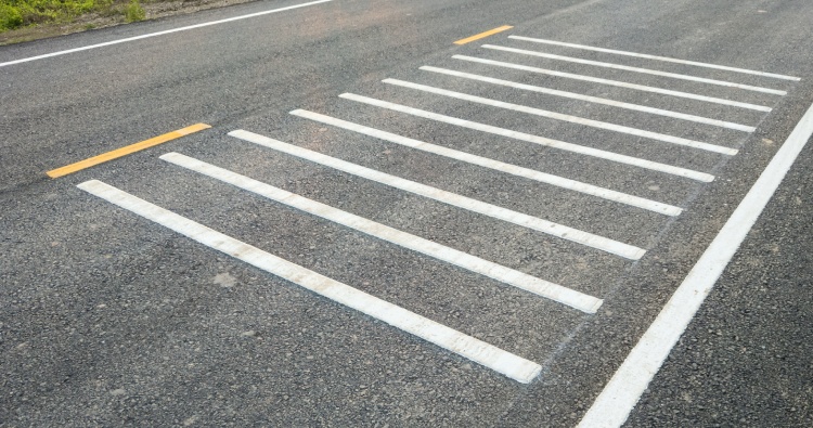 What are the differences between yellow and white road markings
