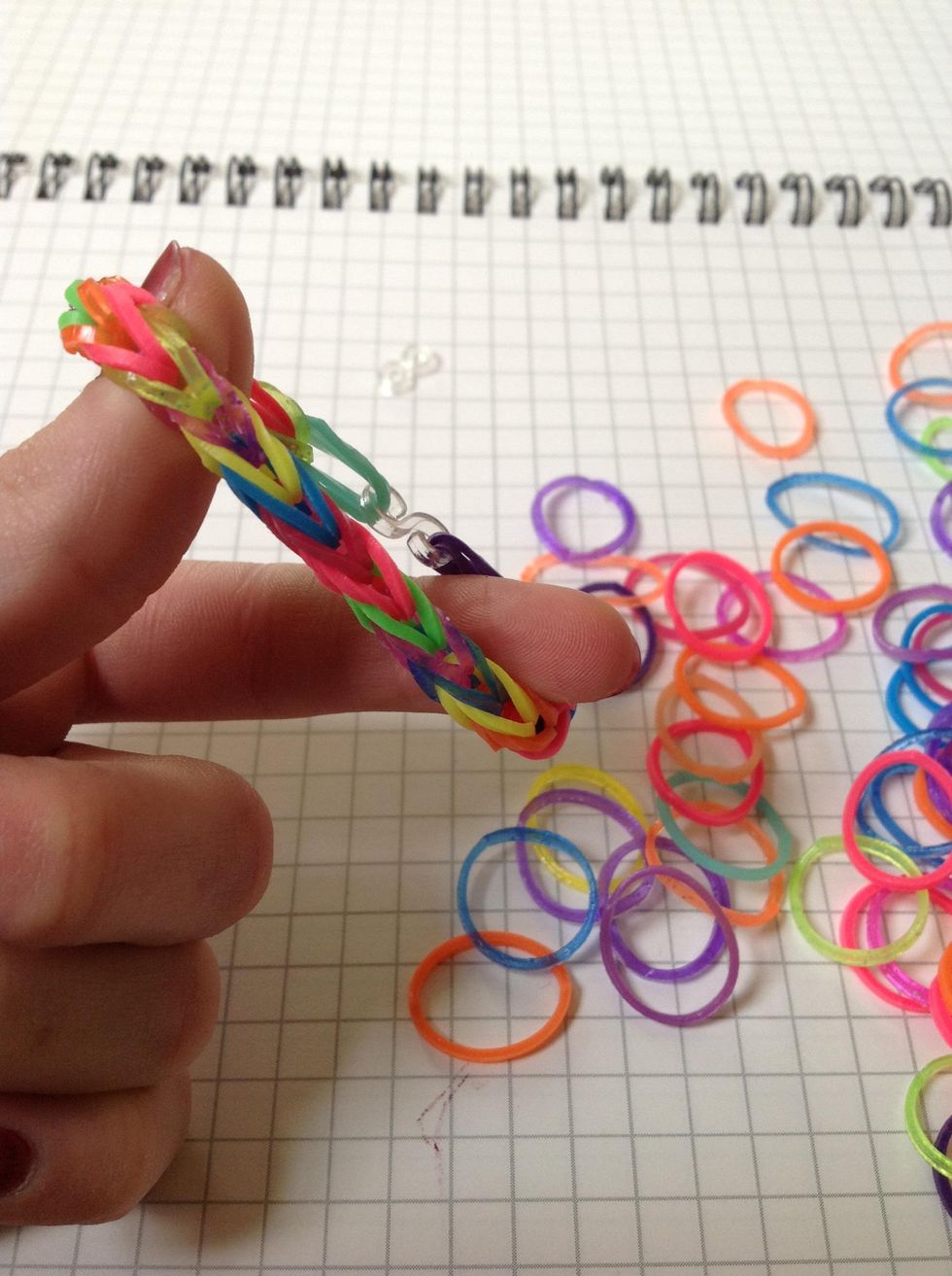 How to use your fingers to make a rainbow loom bracelet  BC Guides