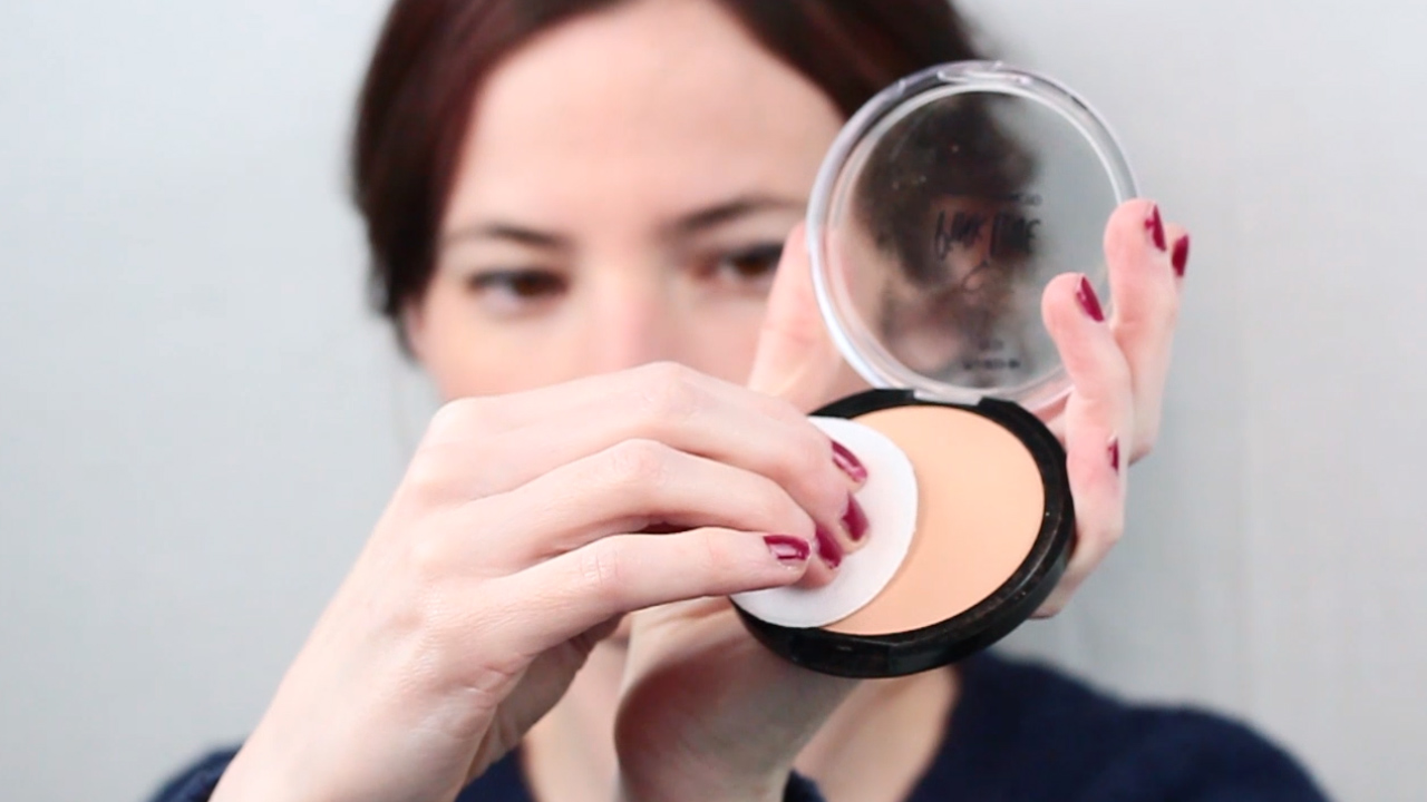 How to Apply Pressed Powder Foundation Makeup 10 Steps