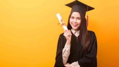 Can You Use a Graduation Photo on LinkedIn? Dos and Don’ts