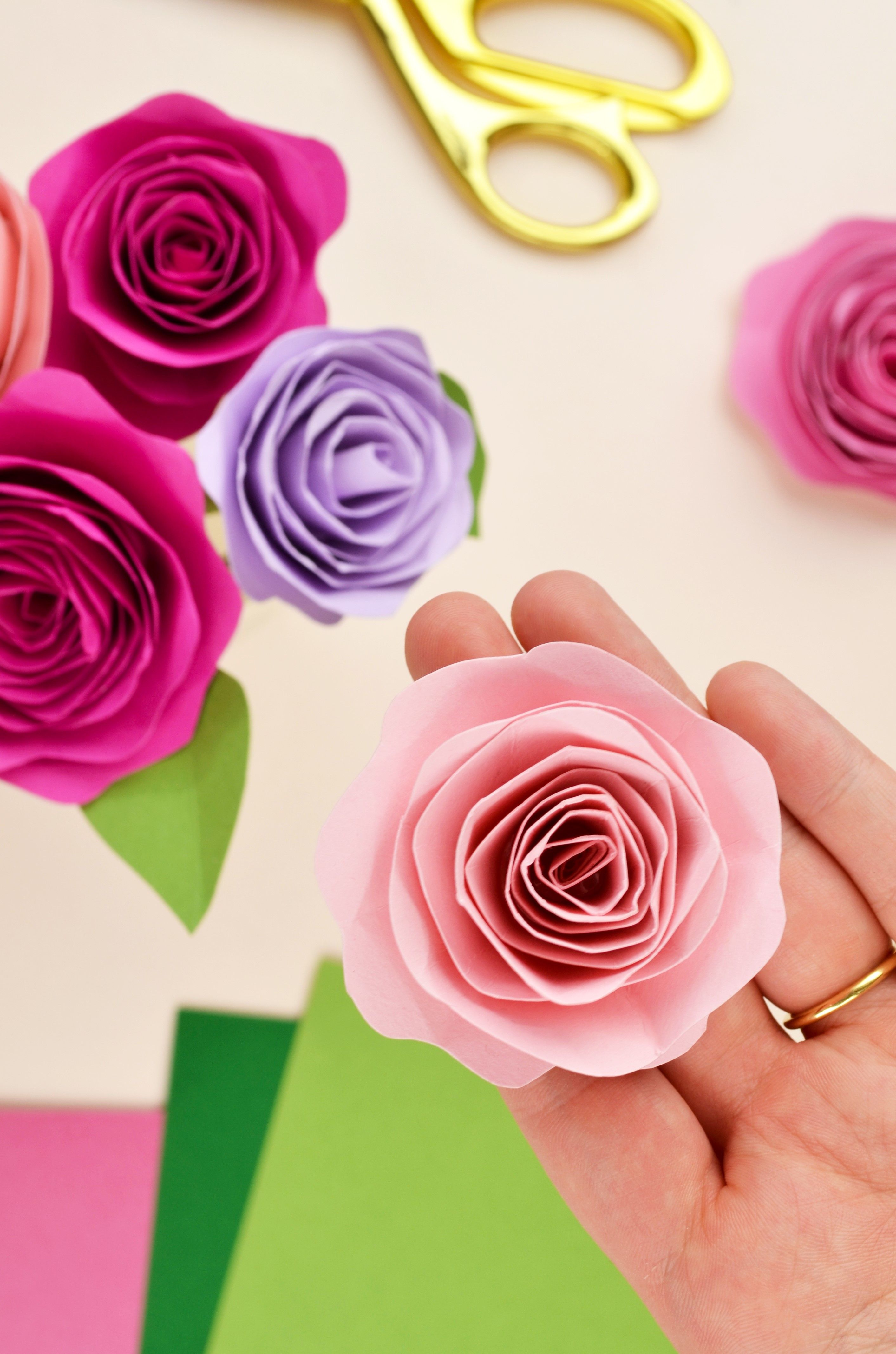 Giving A Bouquet Of These Beautiful Simple Diy Handmade Paper Flowers D18