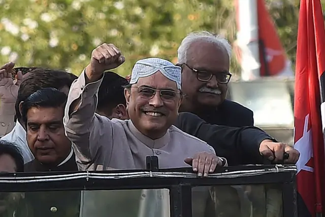How Much Does the President Make in Urdu