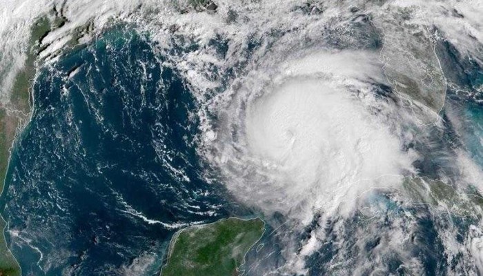 How Far is Cyclone from Karachi in Urdu