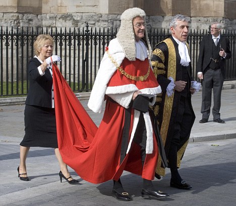 How to Become a Judge in the UK in Urdu