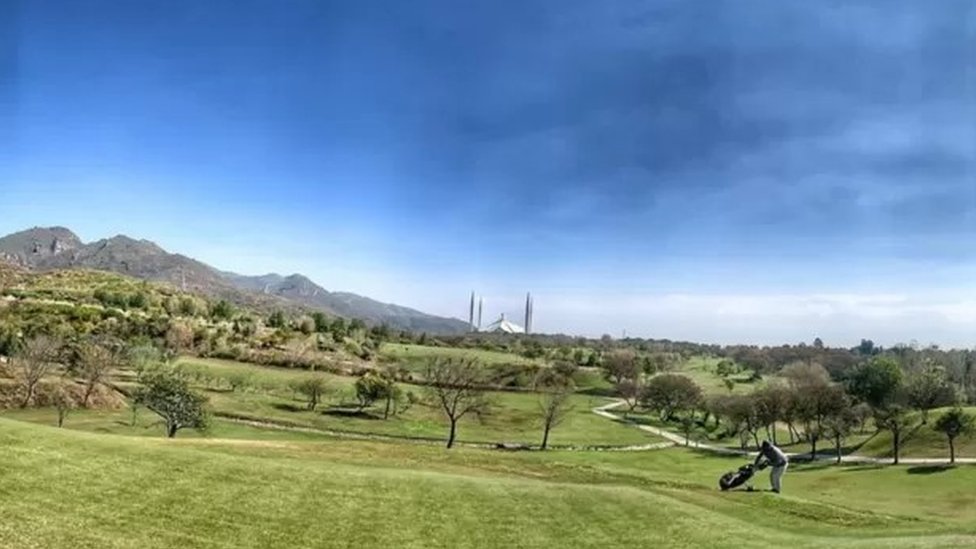 How Much Land is Required for a Golf Course in Urdu
