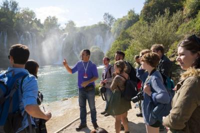 How to Become a Tour Director in Urdu